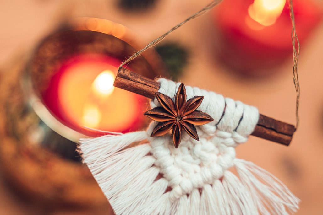 Macramé ozdoba na skořici