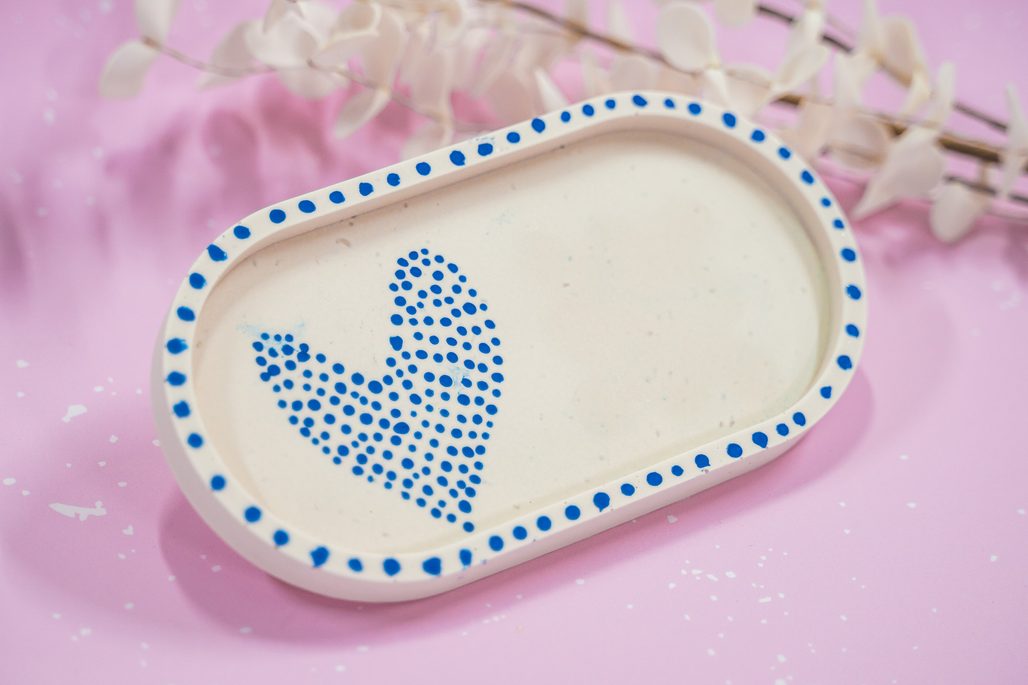 Návod na výrobu Jesmonite podtácku s tečkovaným srdcem