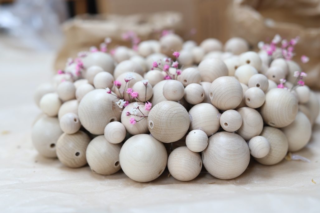 Návod na výrobu věnce z korálků, který dozdobíte podle ročního období