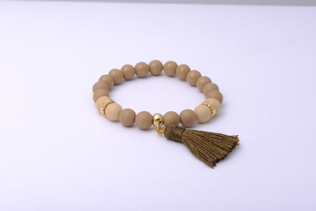 Návod na výrobu střapcového náramku v béžových tónech