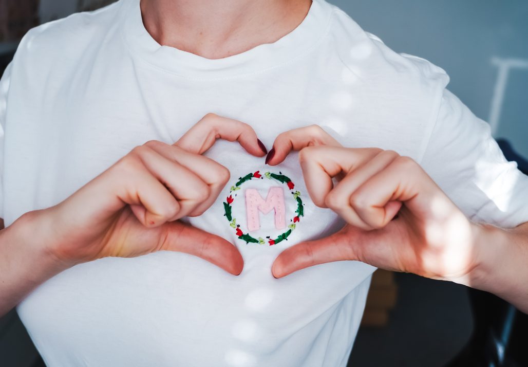 Návod na výrobu upcyklovaného trička s výšivkou