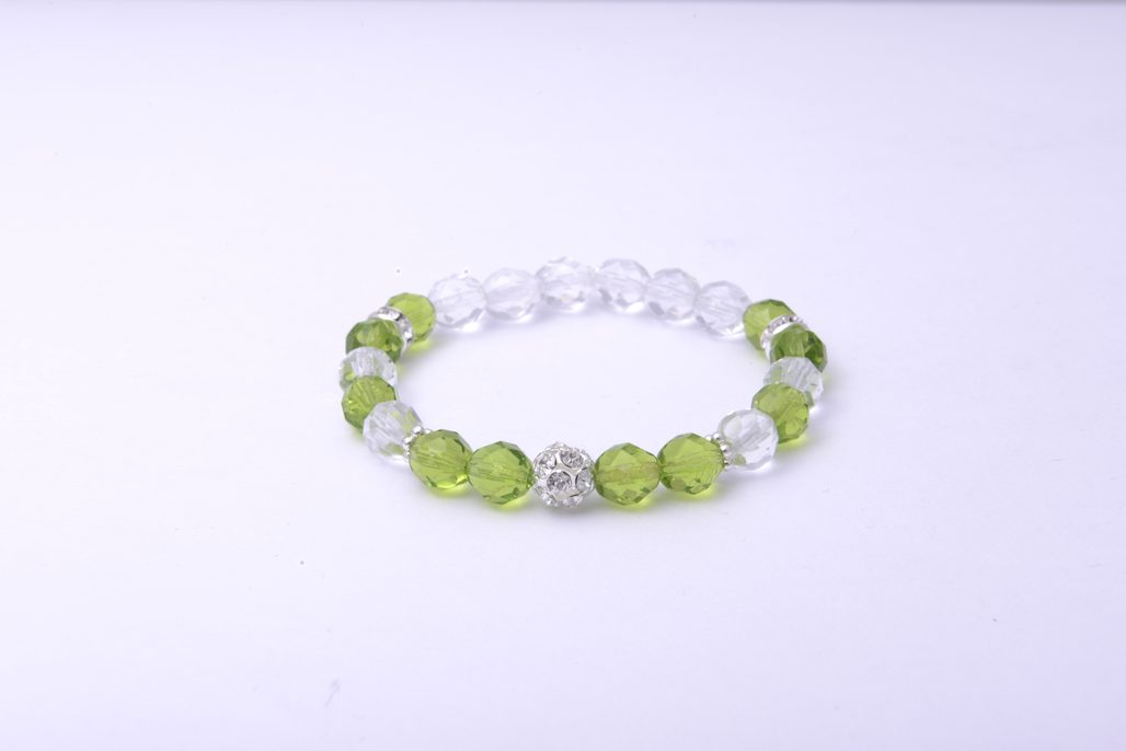 Návod na výrobu zelenkavého náramku s rondelkami a štrasovými kuličkami