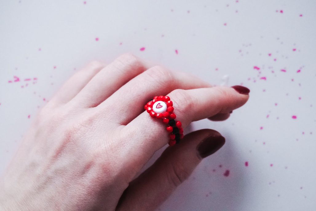 Návod na výrobu korálkového prstýnku se srdíčkem