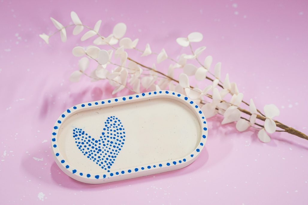 Návod na výrobu Jesmonite podtácku s tečkovaným srdcem