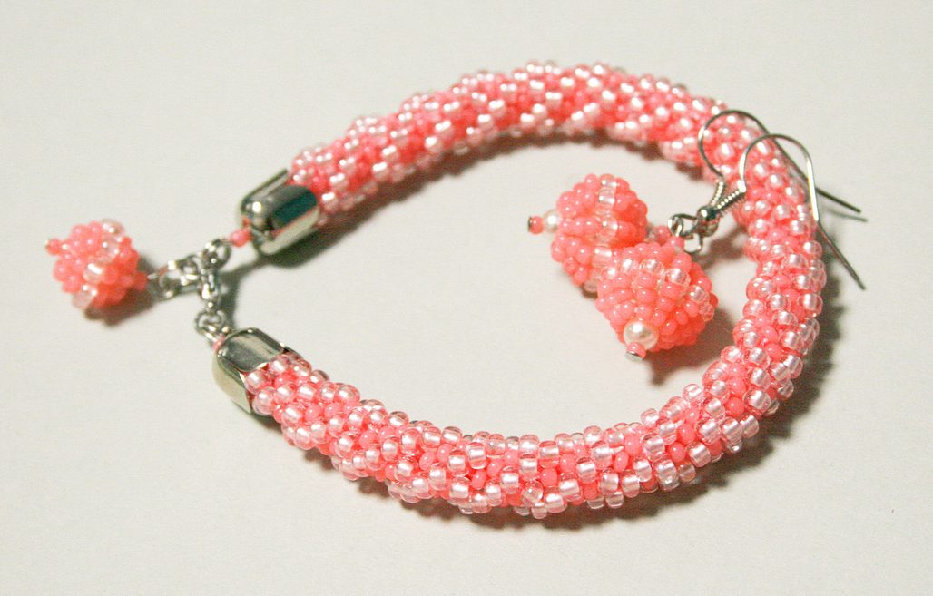 Návod na výrobu růžových sladkých náušnic