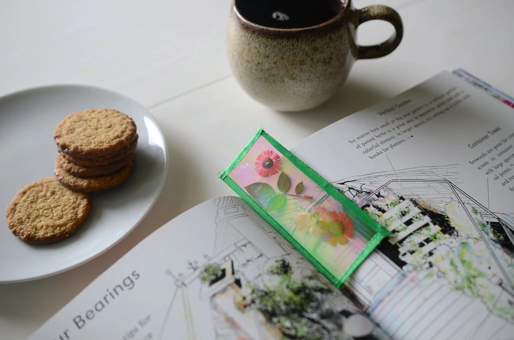 Návod na výrobu květinové záložky do knihy