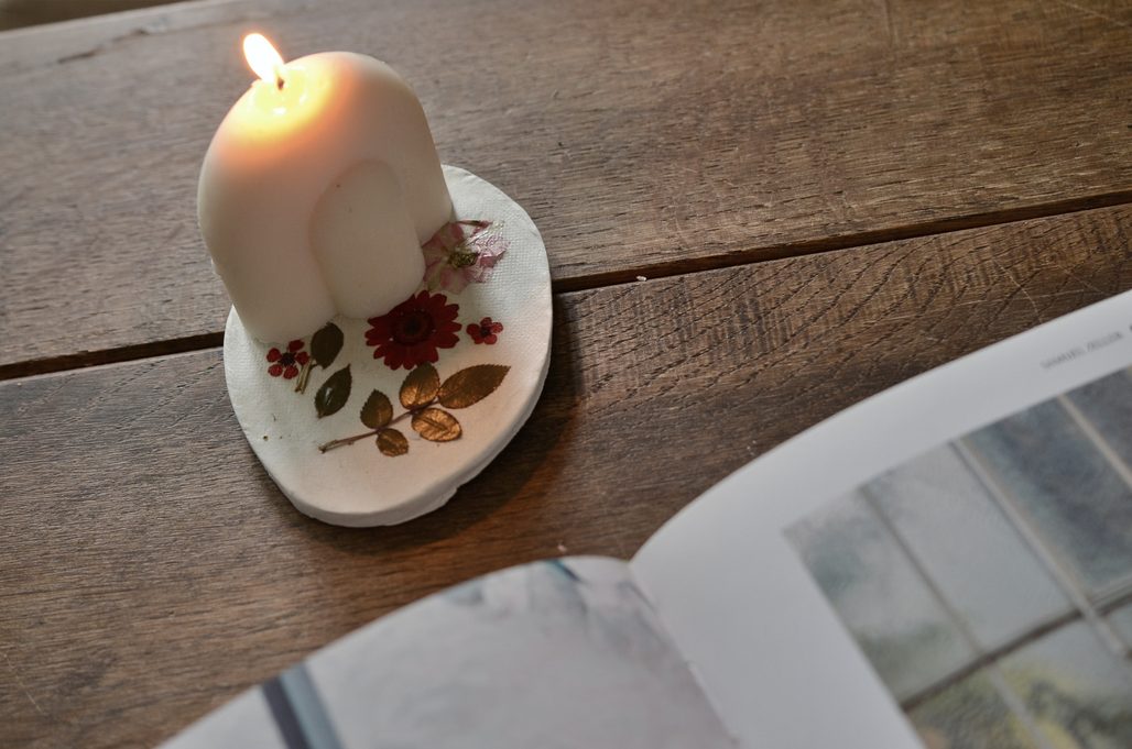 Návod na výrobu květinové podložky s vonnou svíčkou