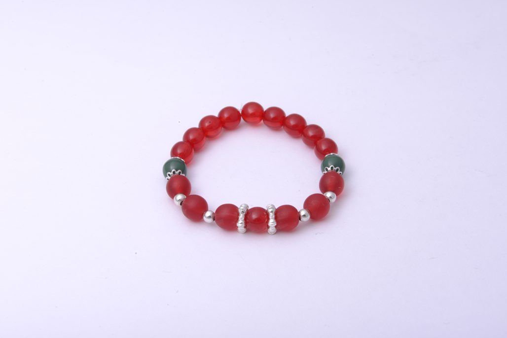 Návod na výrobu červeného náramku s filigránovými kaplíky