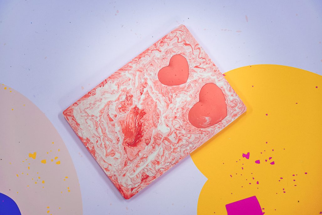 Návod na výrobu Jesmonite tácku s plastickými srdíčky