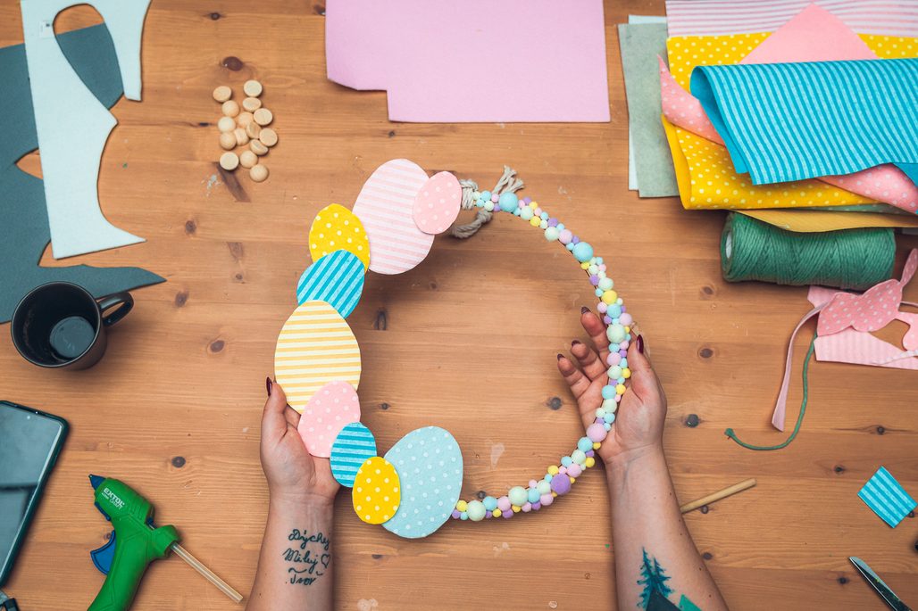 Návod na výrobu jarního věnce s bambulkami a vajíčky