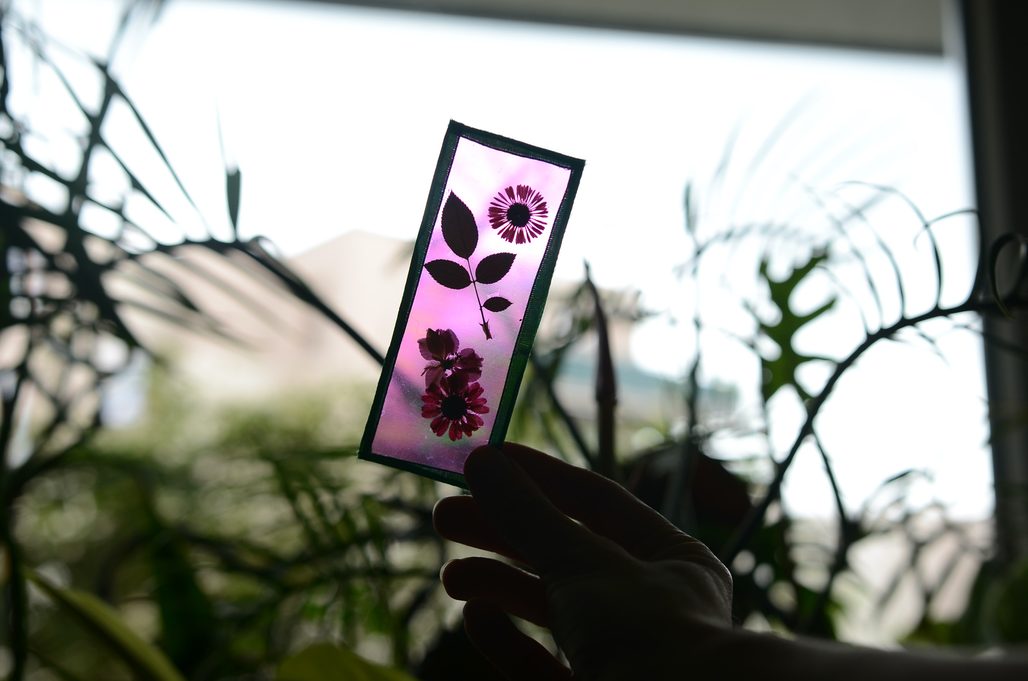 Návod na výrobu květinové záložky do knihy