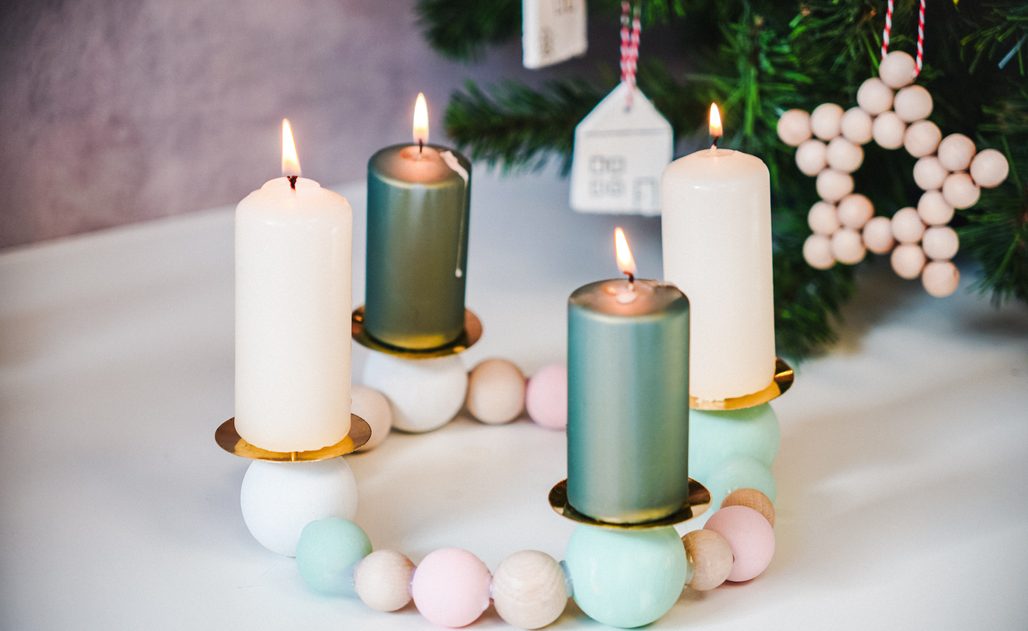 Návod na výrobu adventního věnce z dřevěných korálků