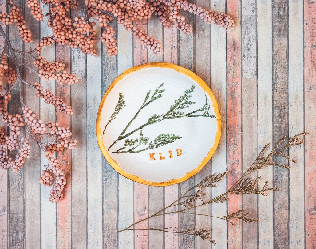 Návod na výrobu mističky ze samotvrdnoucí hmoty s květinou