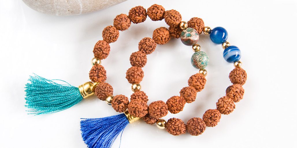 Návod na výrobu náramku s rudrakshou a minerály