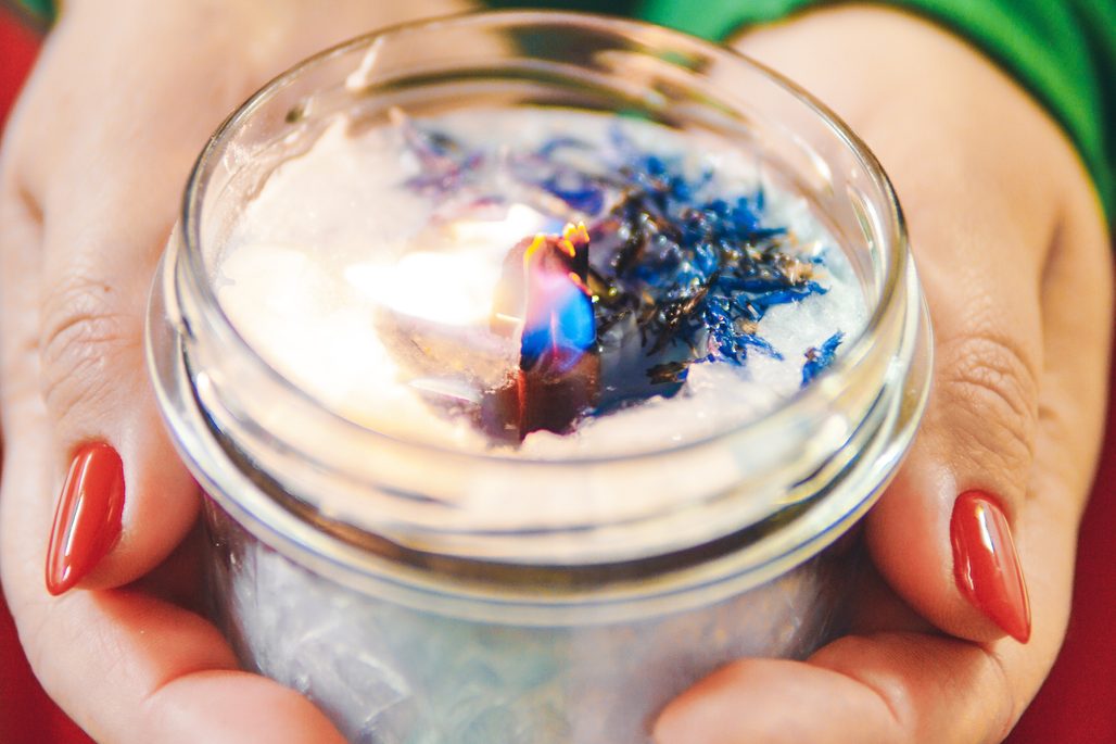 Svíčka s minerály ve sklenici od paštiky