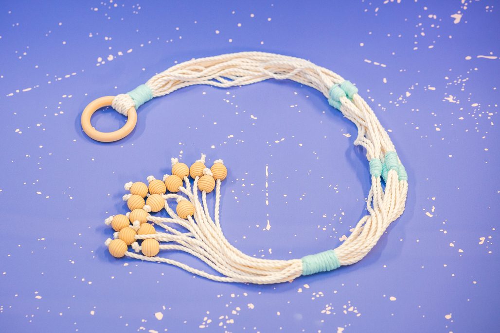 Jednoduchý zavěs na květináč s korálky