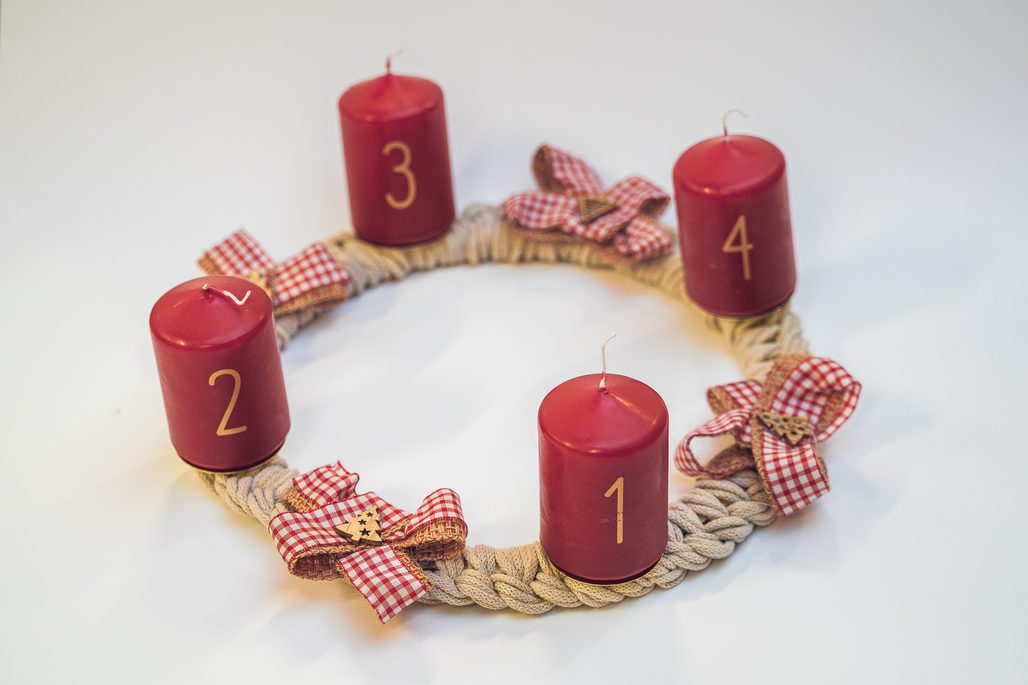 Adventní věnec opletený macramé