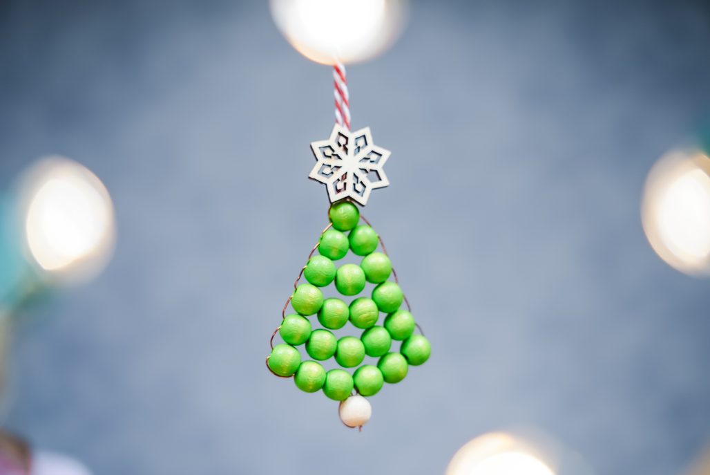 Stromeček z dřevěných korálků