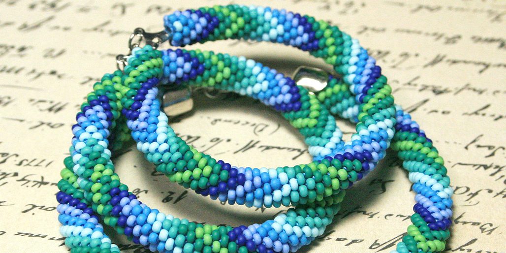 Sada šperků z háčkovaných dutinek