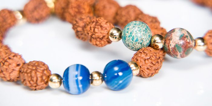 Návod na výrobu náramku s rudrakshou a minerály