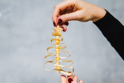 Stromeček ze stuhy a korálků