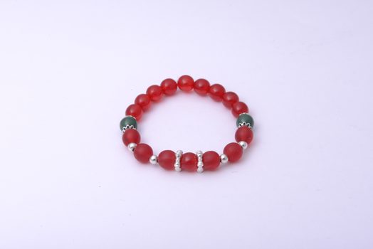 Návod na výrobu červeného náramku s filigránovými kaplíky