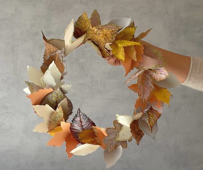 Papírový věnec s podzimním listím