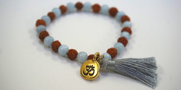 Návod na výrobu náramku s rudrakshou a symbolem Óm