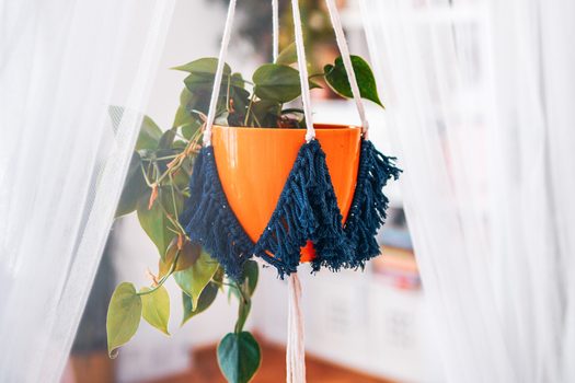 Návod na výrobu macramé závěsu na květináč s minerály a třásněmi