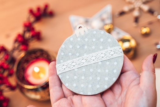 Návod na výrobu ozdoby s filcem a bavlněnou krajkou