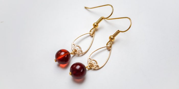 Návod na výrobu rybízových Amoracast náušnic s jantarovým korálkem