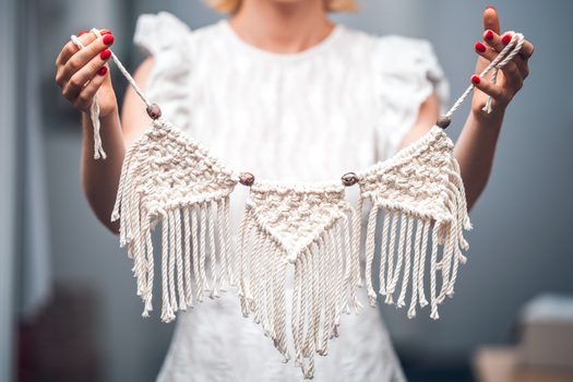 Návod na výrobu macramé trojúhelníkového závěsu