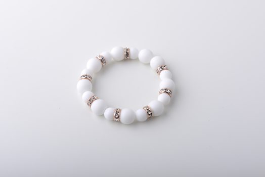 Návod na výrobu bílého náramku s nádechem růžového zlata