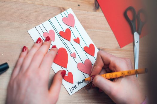 Návod na výrobu přáníčka s pověšenými srdíčky