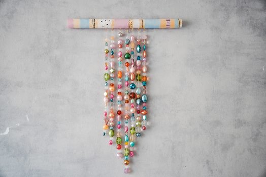 Návod na výrobu dětského závěsu se skleněnými korálky