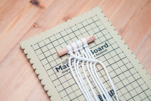 Návod na výrobu základního uzle - kroužkovací uzel dvojitý