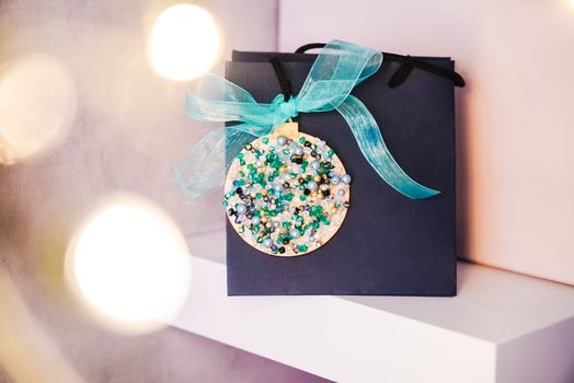 Visačka ve tvaru baňky s korálky