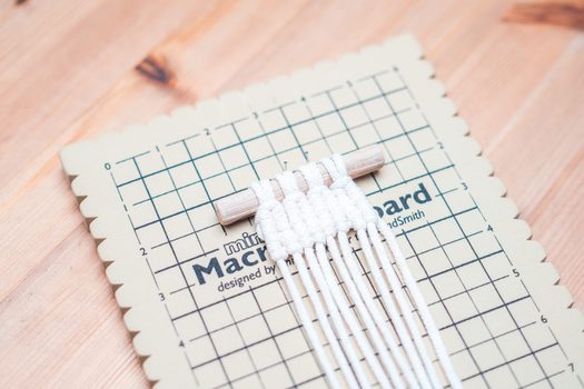 Návod na výrobu základního uzle - gobelínový uzel