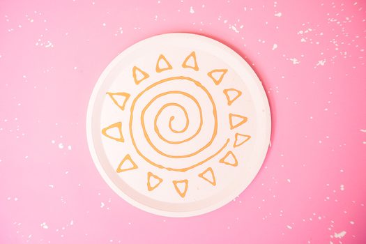 Návod na výrobu Jesmonite podtácku se sluníčkem