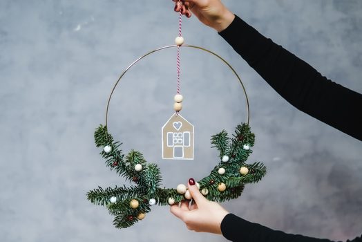 Vánoční kruhová dekorace s domečkem