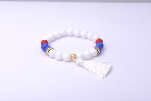 Návod na výrobu zlato-bílého náramku se střapcem