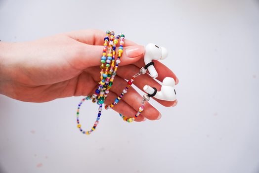 Návod na výrobu korálkové šňůrky na sluchátka