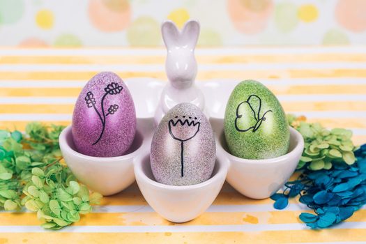 Návod na výrobu velikonočních vajíček zdobených foukacími fixy