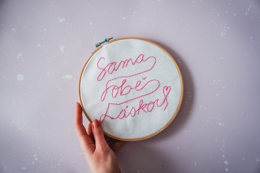 Návod na výrobu vyšívané dekorace Sama sobě láskou