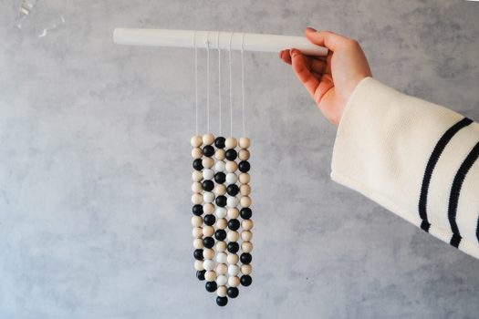 Závěs z dřevěných korálků