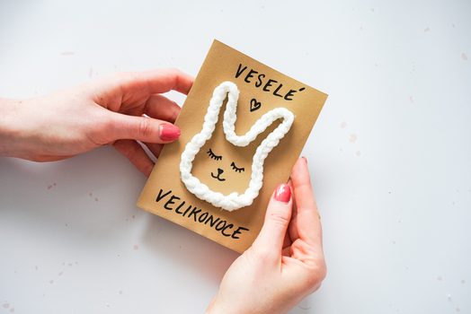 Návod na výrobu velikonočního přání se zajíčkem z příze