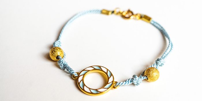 Návod na výrobu blankytně modrého Omegacast náramku