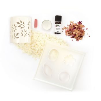 Scented wax melts kit with a winter-themed aroma lamp