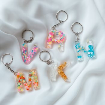 Manumi kreatívna sada na výrobu príveskov z krištáľovej živice s motívmi písmeniek a číslic