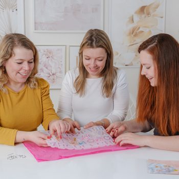 Manumi kreativní sada na výrobu přívěsků z křišťálové pryskyřice s motivy písmenek a číslic